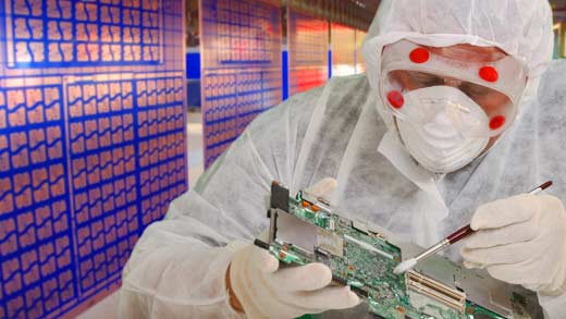 Figure 1: Whether in medical technology, automotive engineering or semiconductor production - wherever components are processed or coated, the cleanliness of the surface plays a key role.