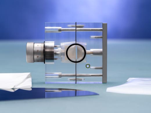 Measuring cell for plate shaped solids
